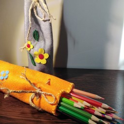 جامدادی نمدی دست دوز زیبا و کاربردی مناسب کودکان در رنگهای شاد و متنوع وبسیار سب