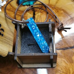  آویز دست ساز رزین  مدل الماس طرح آبی ورق نقره برند E. K کد 1066