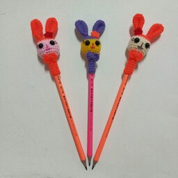 آویز سر مداد کاموایی طرح خرگوش ملوس همراه با مداد