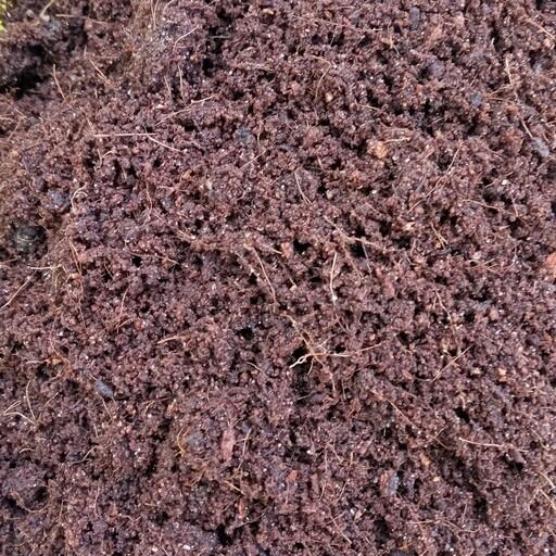 خاک حلزون یا کوکوپیت شسته شده یک و نیم لیتری تمیز و سالم 