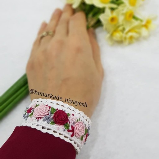 دستبند پارچه ای گلدوزی شده