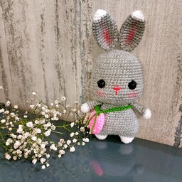 عروسک بافت خرگوش مهربون-رنگ طوسی-بافته شده با کاموا درجه 1 ایرانی-کیف دوشی توت فرنگی-قابل شستشو-در ابعاد 16 سانت