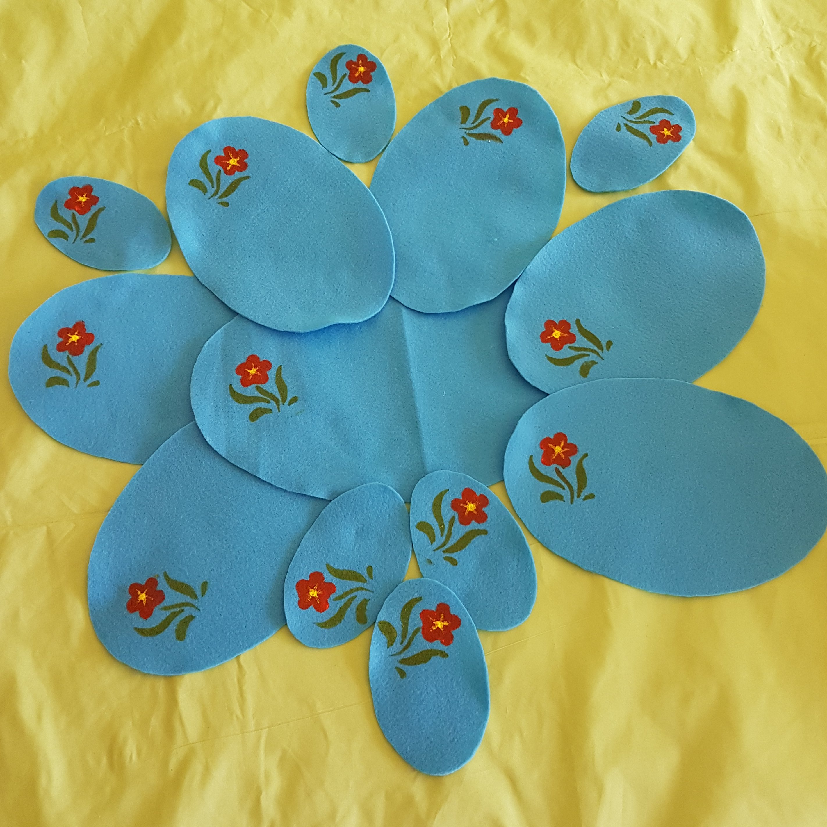 رومیزی های کوچک‌تک نفره شامل :زیردیسی ،زیربشقاب و لیوان ، نمدی ، نقاشی بادست