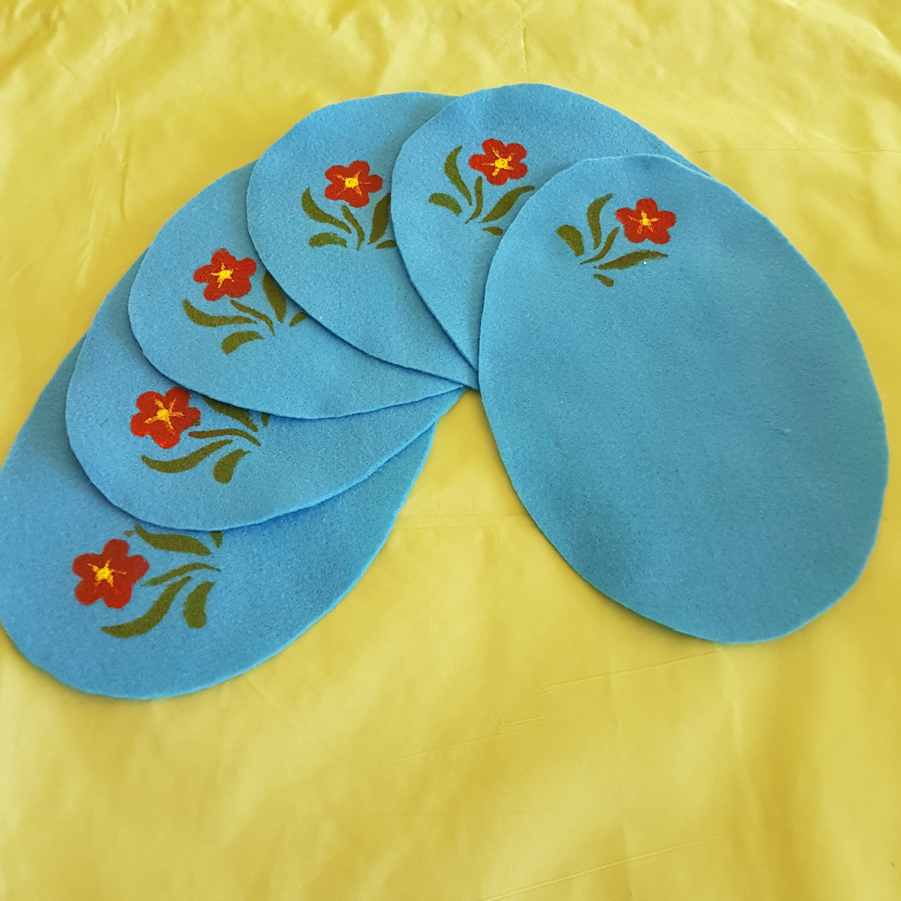 رومیزی های کوچک‌تک نفره شامل :زیردیسی ،زیربشقاب و لیوان ، نمدی ، نقاشی بادست