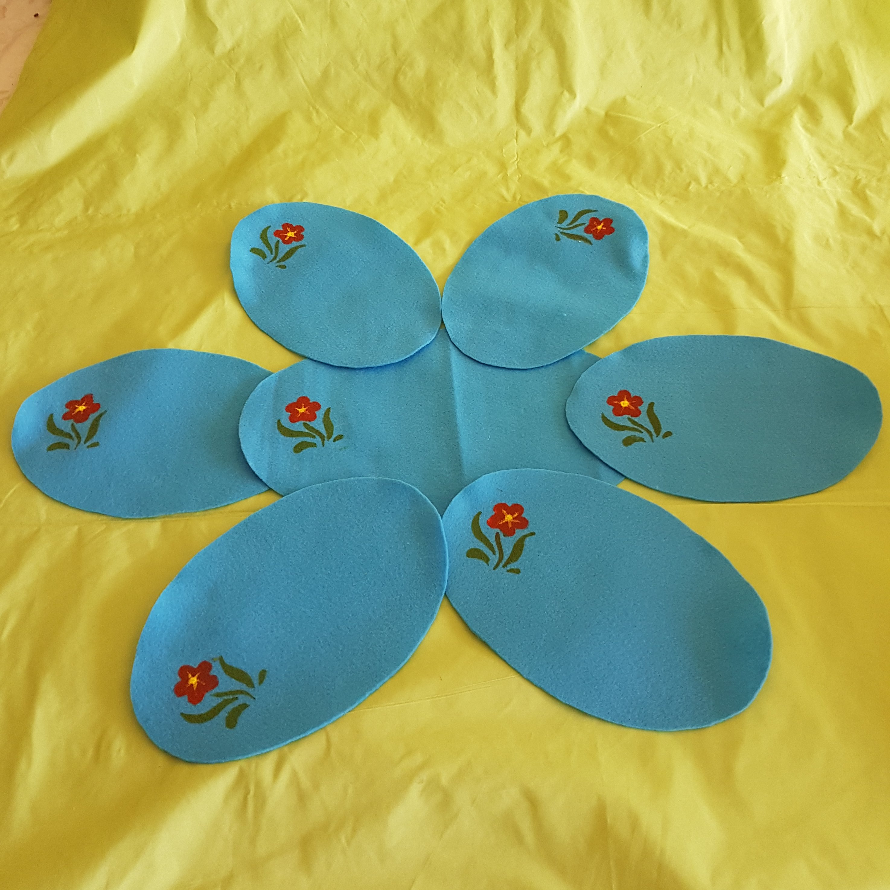 رومیزی های کوچک‌تک نفره شامل :زیردیسی ،زیربشقاب و لیوان ، نمدی ، نقاشی بادست