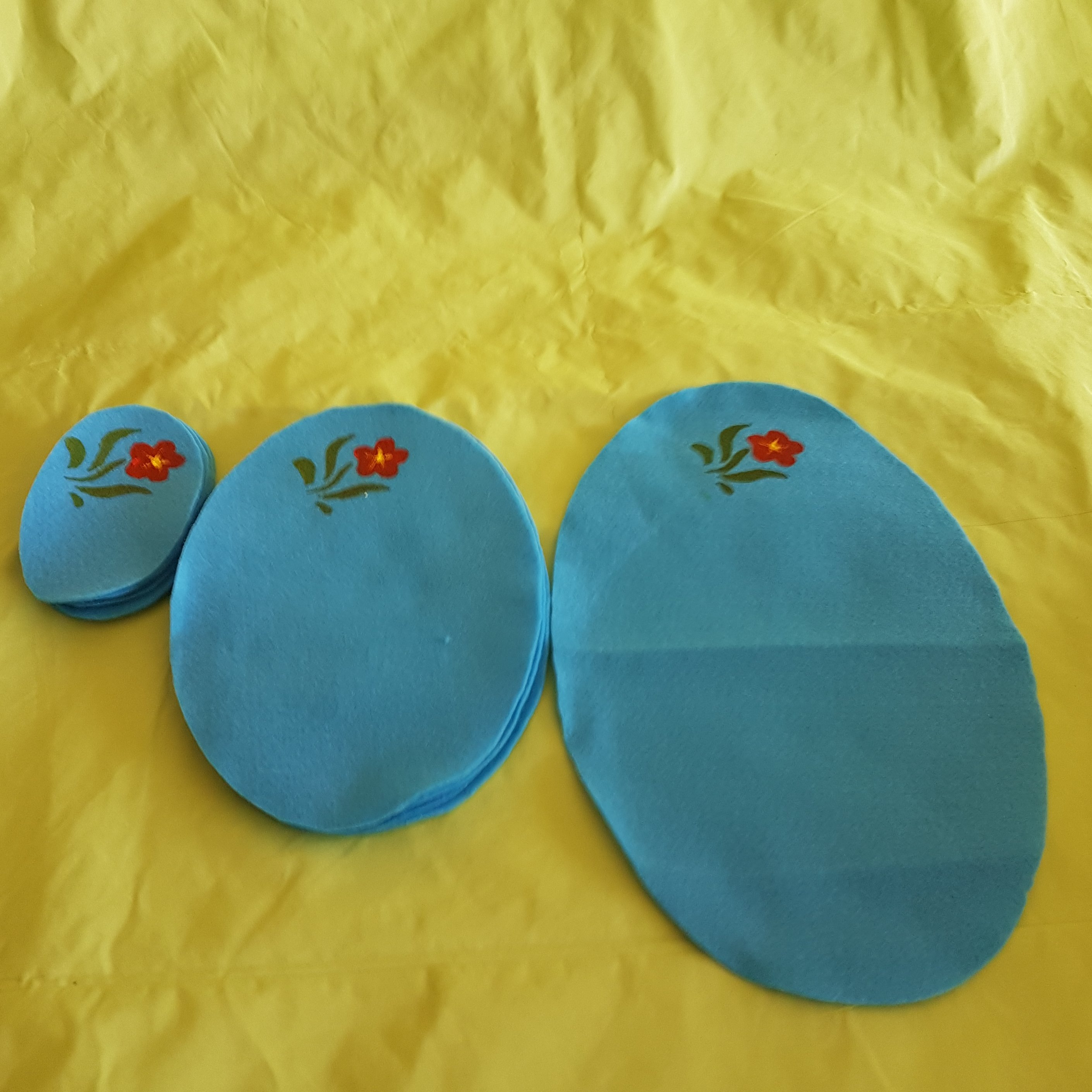 رومیزی های کوچک‌تک نفره شامل :زیردیسی ،زیربشقاب و لیوان ، نمدی ، نقاشی بادست