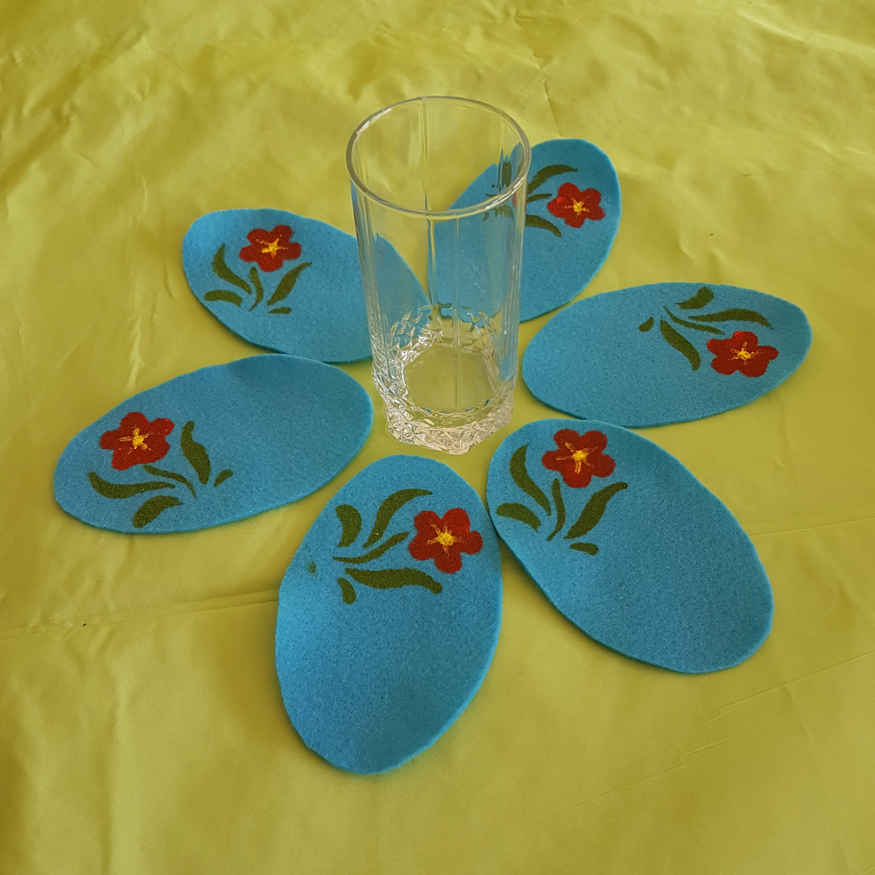 رومیزی های کوچک‌تک نفره شامل :زیردیسی ،زیربشقاب و لیوان ، نمدی ، نقاشی بادست