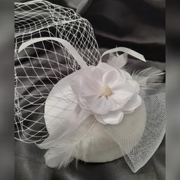 کاپ کلاه مجلسی سفید ساتن  تزئین شده با گلهای ساتن مرواریدپر و تور زنبوری وتور دبی لطفا قبل از خرید با ما گفتگو کنید