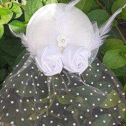 کاپ کلاه سفید از جنس ساتن درجه یک با تزیین گلهای پارچه ای