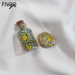 بطری شیشه ای نقاشی شده به همراه سنگ نقاشی شده با طرح شب پرستاره ونگوک جلا خورده و مناسب برای هدیه و دکور و کیوت 