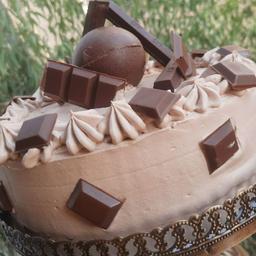 کیک شکلاتی با گاناش کشی وفلینگ‌گردو وموزوشکلات