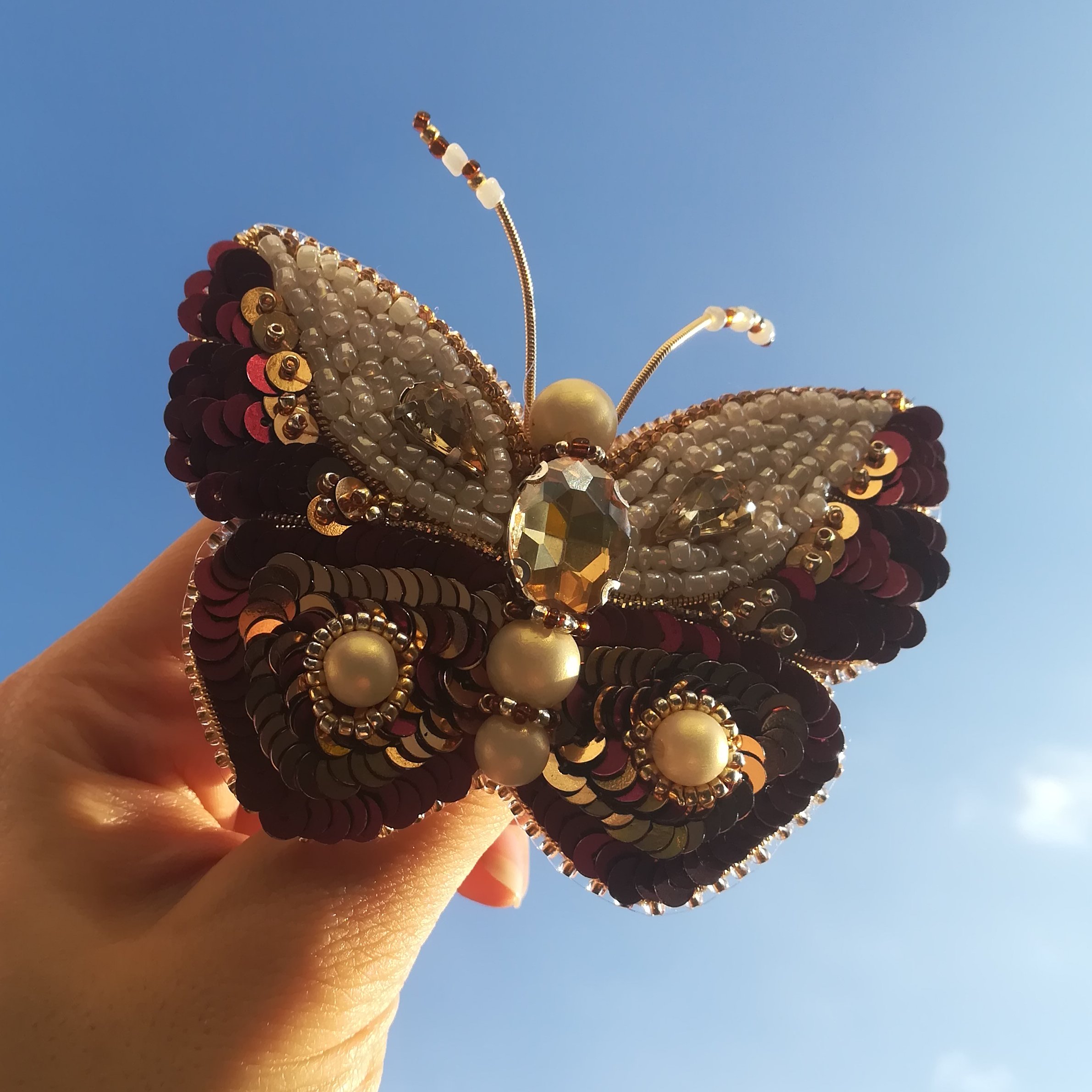 سنجاق سینه پروانه قهوه ای طلایی کرم