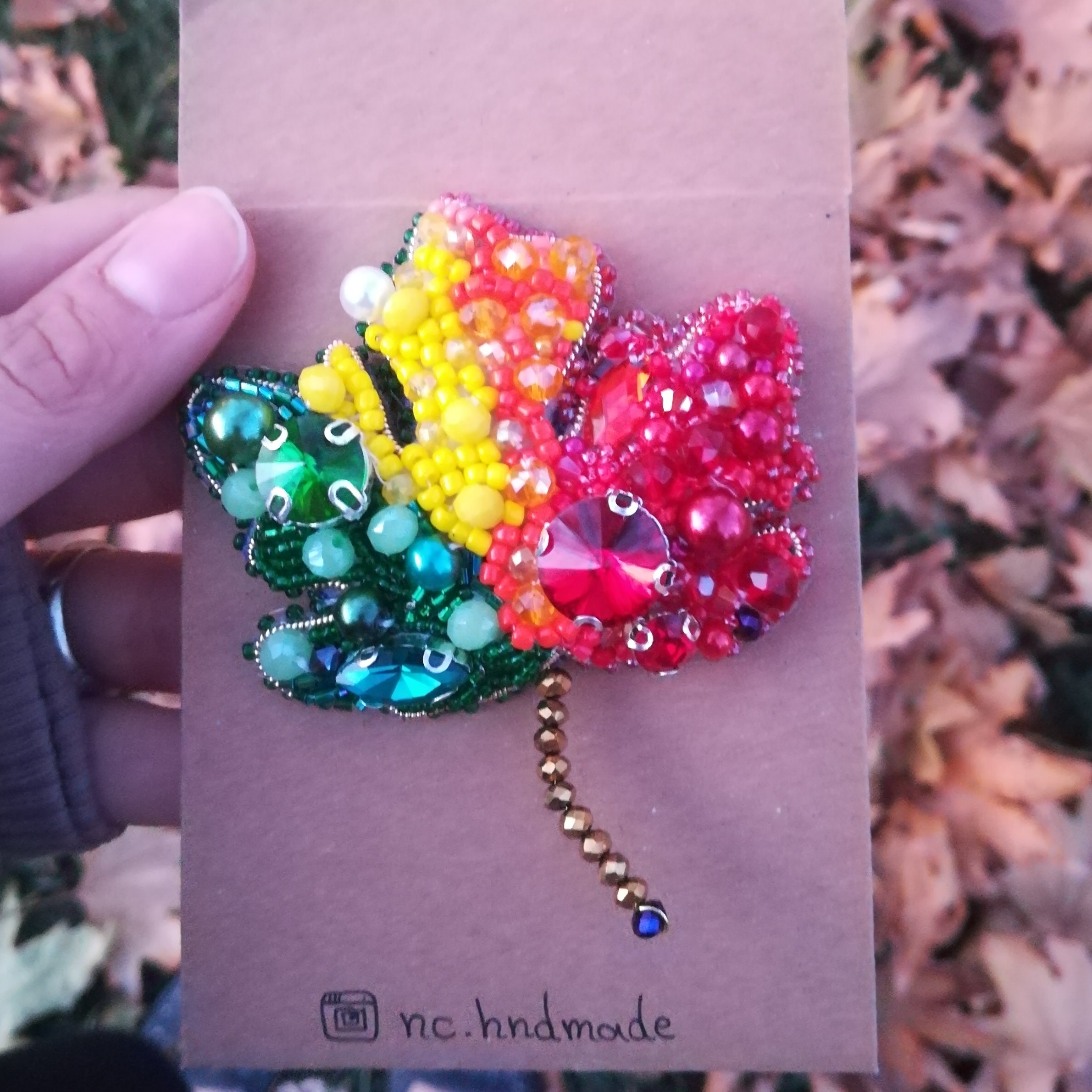 سنجاق سینه برگ رنگی که  روی پالتو فوق العاده ست.مناسب تمام فصول