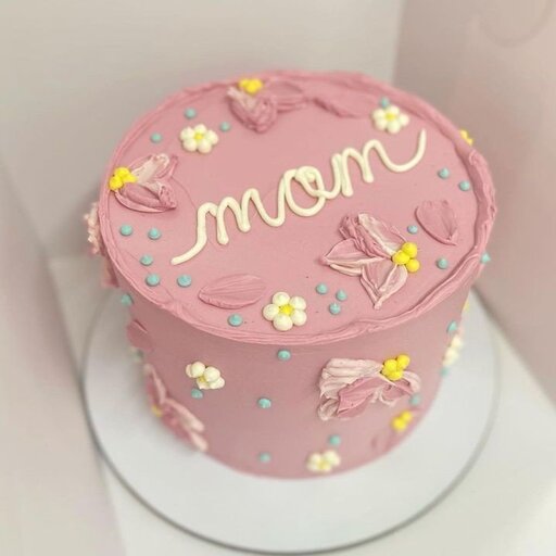 کیک خامه ای خانگی روز مادر 1300گرم (ارسال با پیک، هزینه ارسال بصورت پس کرایه هنگام تحویل) 