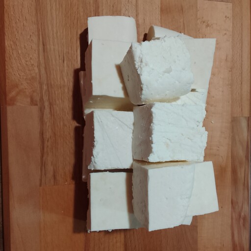 پنیر خانگی (محصولات خانگی بانو فاطیما)تهیه شده از شیر جوشیده