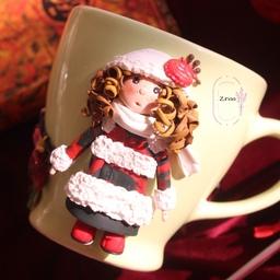 ماگ عروسکی یلدا ساخته شده با خمیر پلیمری مناسب هدیه شب یلدا ارسال رایگان 