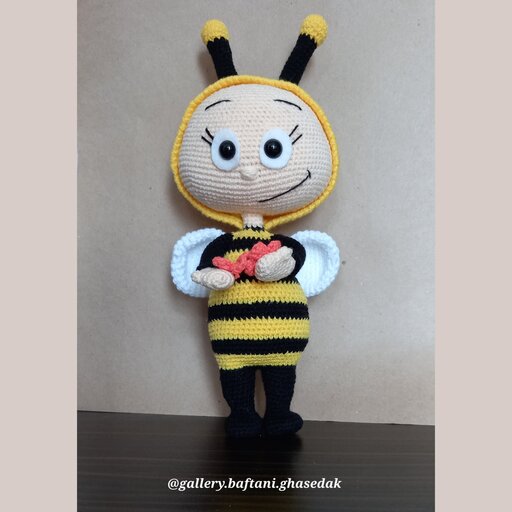 عروسک بافتنی بونی با لباس زنبور. مفتول گذاری شده و مناسب برای بچه ها. 
