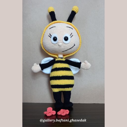 عروسک بافتنی بونی با لباس زنبور. مفتول گذاری شده و مناسب برای بچه ها. 