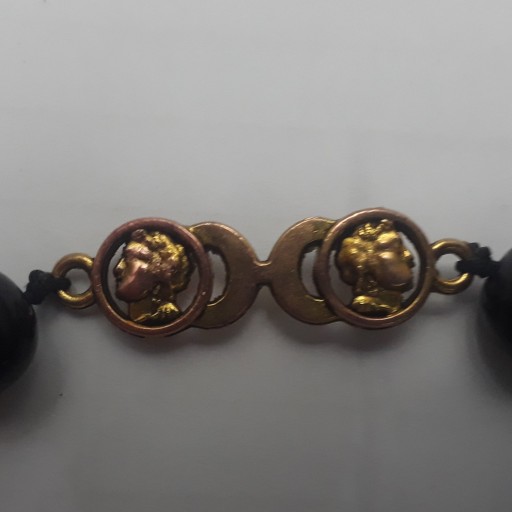 دستبند مشکی پلاک طلایی
