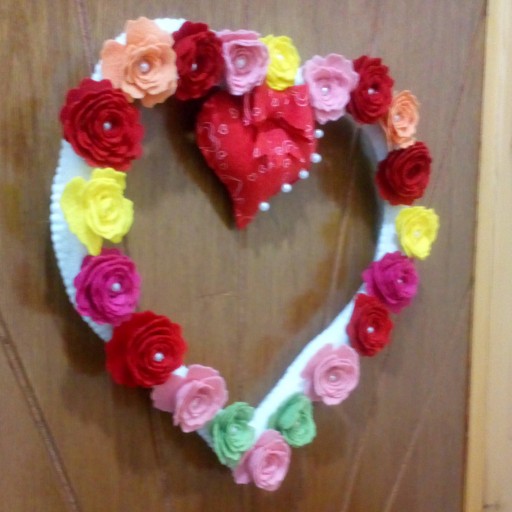 حلقه قلبی با گل های رنگارنگ