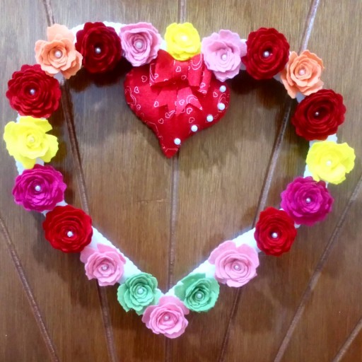 حلقه قلبی با گل های رنگارنگ