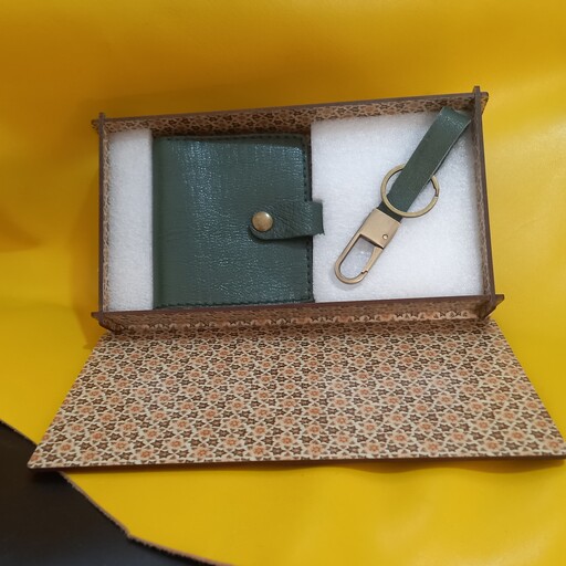یه هدیه عالی با قیمت مناسب برای روز مرد روز پدر  ست کیف پول جیبی جا کلیدی چرم طبیعی دستدوز رنگ سبز یشمی با جعبه چوبی