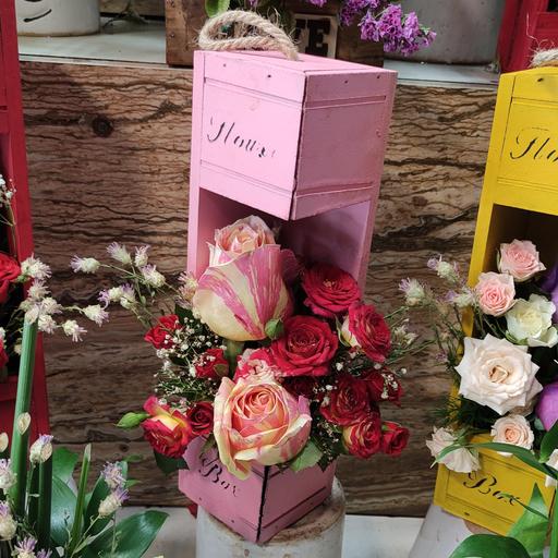 باکس گل چوبی آویز دار سایز کوچک گل آرایی شده با گل های طبیعی شاخه بریده