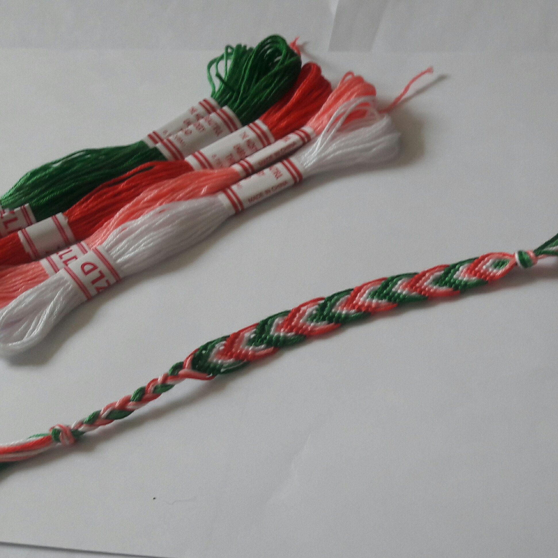 دستبند دوستی با طرح گلبرگ
