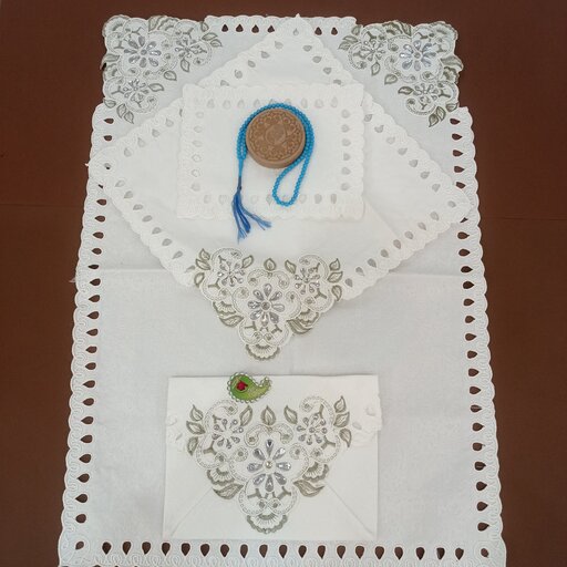 سجاده جانماز سفید عروس همراه جلد قرآن با گلدوزی طلایی و نقره‌ای 