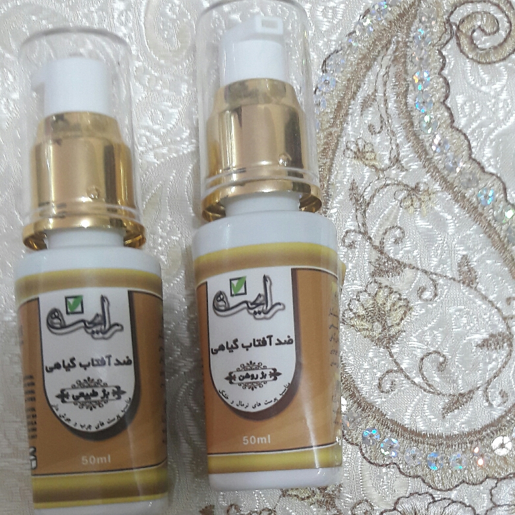 ضدافتاب گیاهی همراه کرم پودر مناسب پوست چرب و خشک در 2 رنگ  