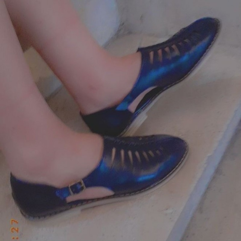 کفش لیزری زنانه در دو رنگبندی مشکی و عسلی. دارای کف تخت