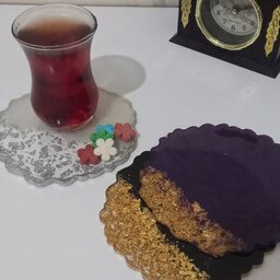 زیر لیوانی خاص و قابل استفاده روی میز برای سرو چای . طرح گرد دفرمه دو رنگ ورق طلا  .