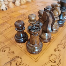 صفحه شطرنج تمام چوب همراه بامهره شطرنج چوبی خود رنگ از چوب گردو و چوب جنگلی طرح فدراسیونی اندازه استاندارد 
