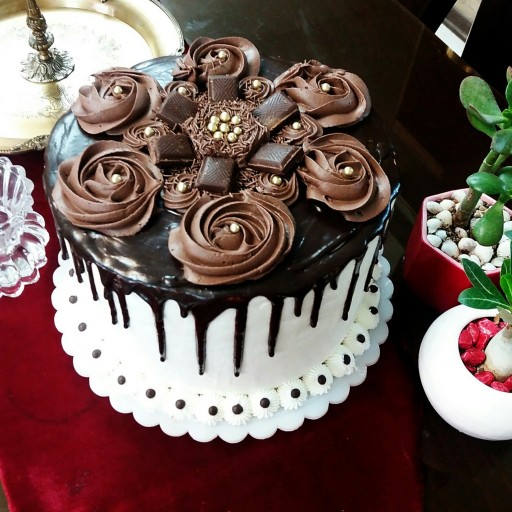 کیک تولد خامه ای با فیلینگ موز و شکلات
