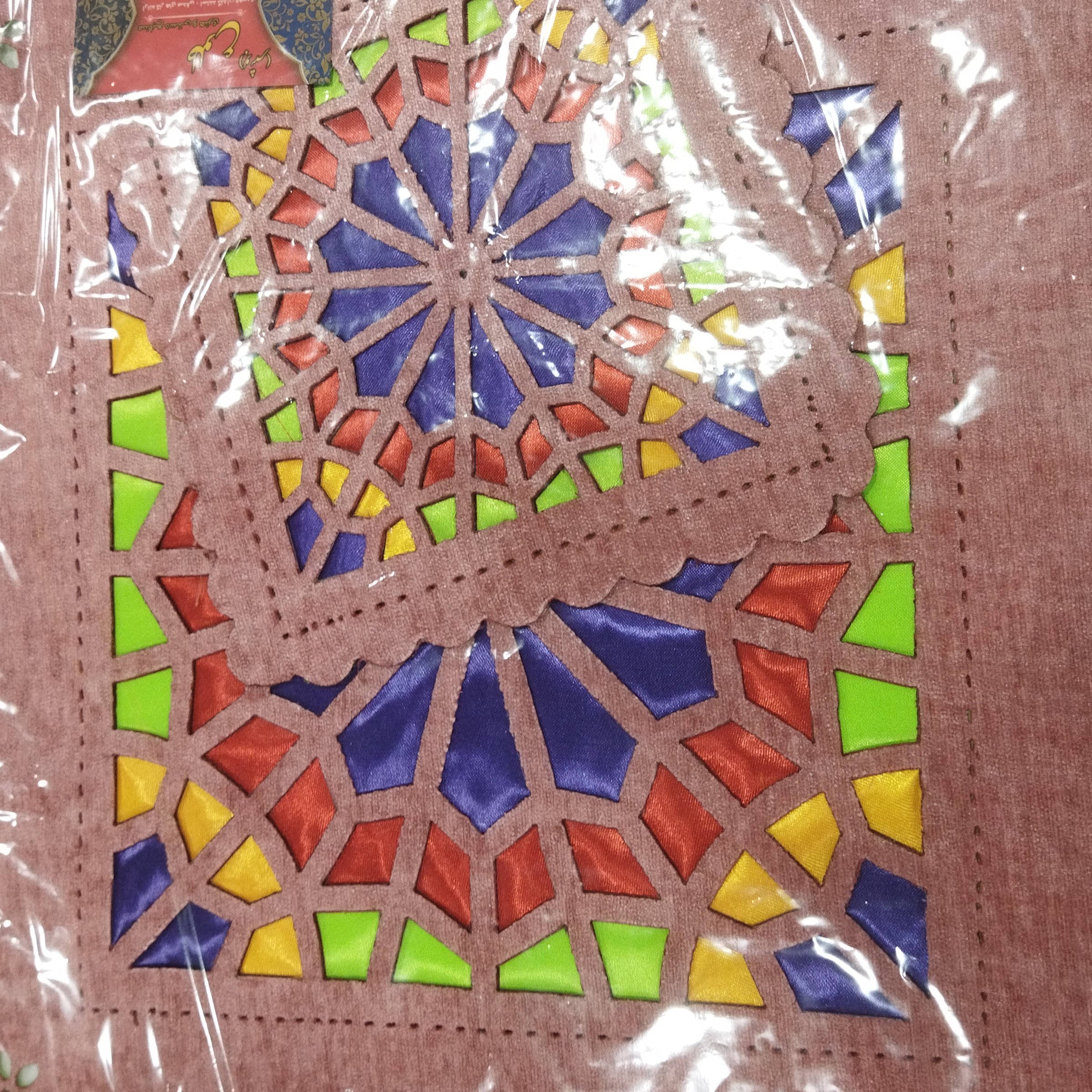 سوخته نگاری پارچه طرح گره چینی سنتی(طرحهاهمگی برگرفته ازپنجرهاودربهای قدیم بوشهر می‌باشد)