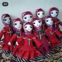 عروسک با لباس محلی