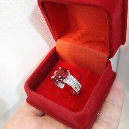 انگشتر نقره زنانه امرالد جواهری نگین یاقوت قرمز سنستیک با عیار 925 و آبکاری طلاسفید