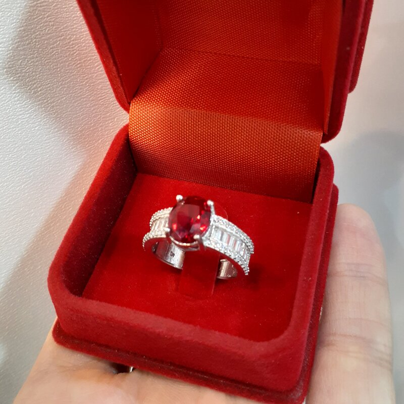 انگشتر نقره زنانه امرالد جواهری نگین یاقوت قرمز سنستیک با عیار 925 و آبکاری طلاسفید