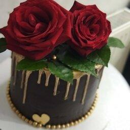 کیک تزیین شده با گل رز طبیعی