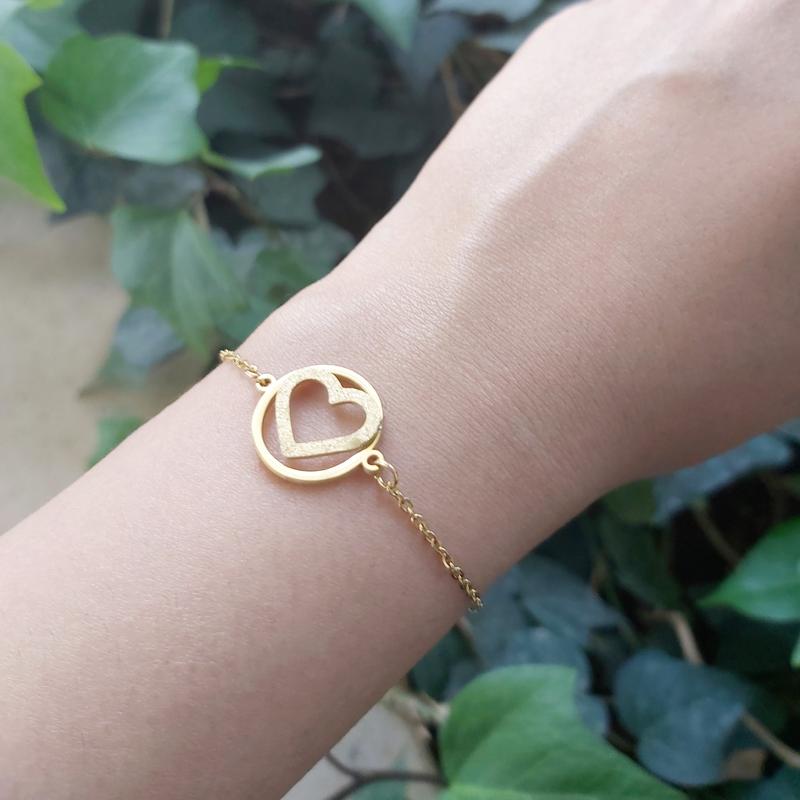 دستبند دخترانه استیل و شاینی مدل قلبی در رنگ طلایی
