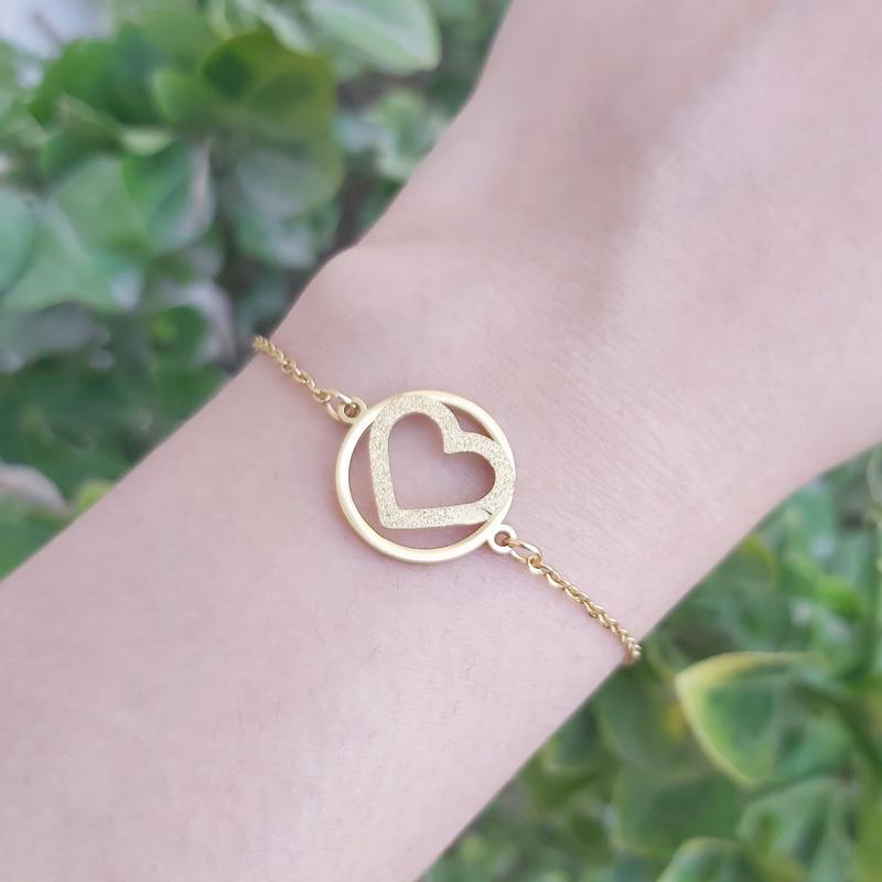 دستبند دخترانه استیل و شاینی مدل قلبی در رنگ طلایی