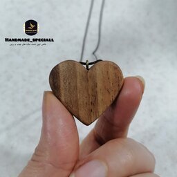 گردنبند چوبی دستسازطرح قلب(چوب گردو)خاص ترین دست سازه های چوب و رزین جاسوییچی چوبی هدیه ولنتاین آویز قلب چوبی