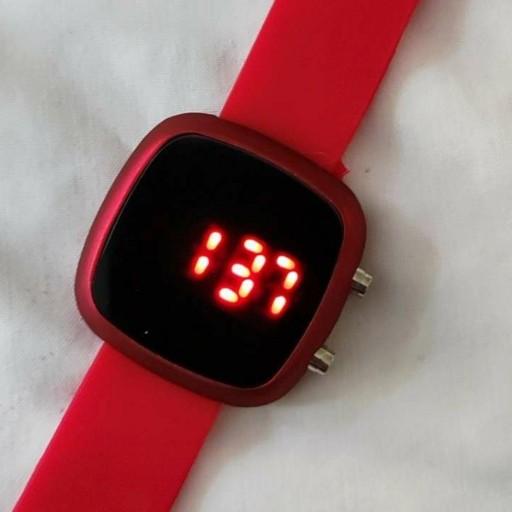 ساعت مچی دیجیتال بند ژله ای رنگ قرمز در غرفه گالری کیفیت برتر