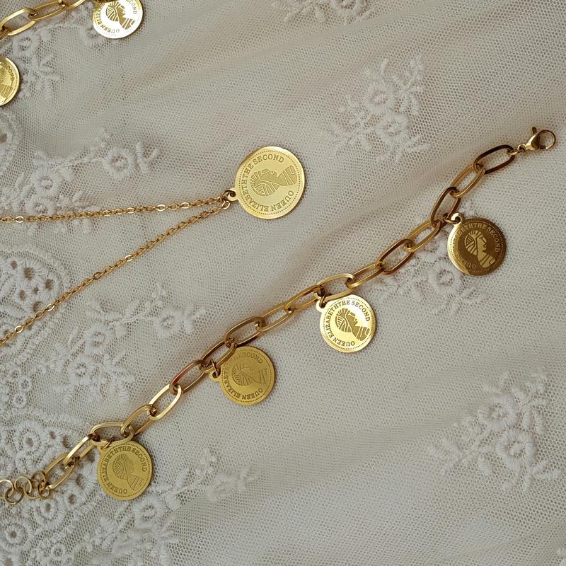 دستبند سکه و گردنبند سکه الیزابت ترند و شیک استیل طرح طلا که در رنگای طلایی و نقره ای موجوده