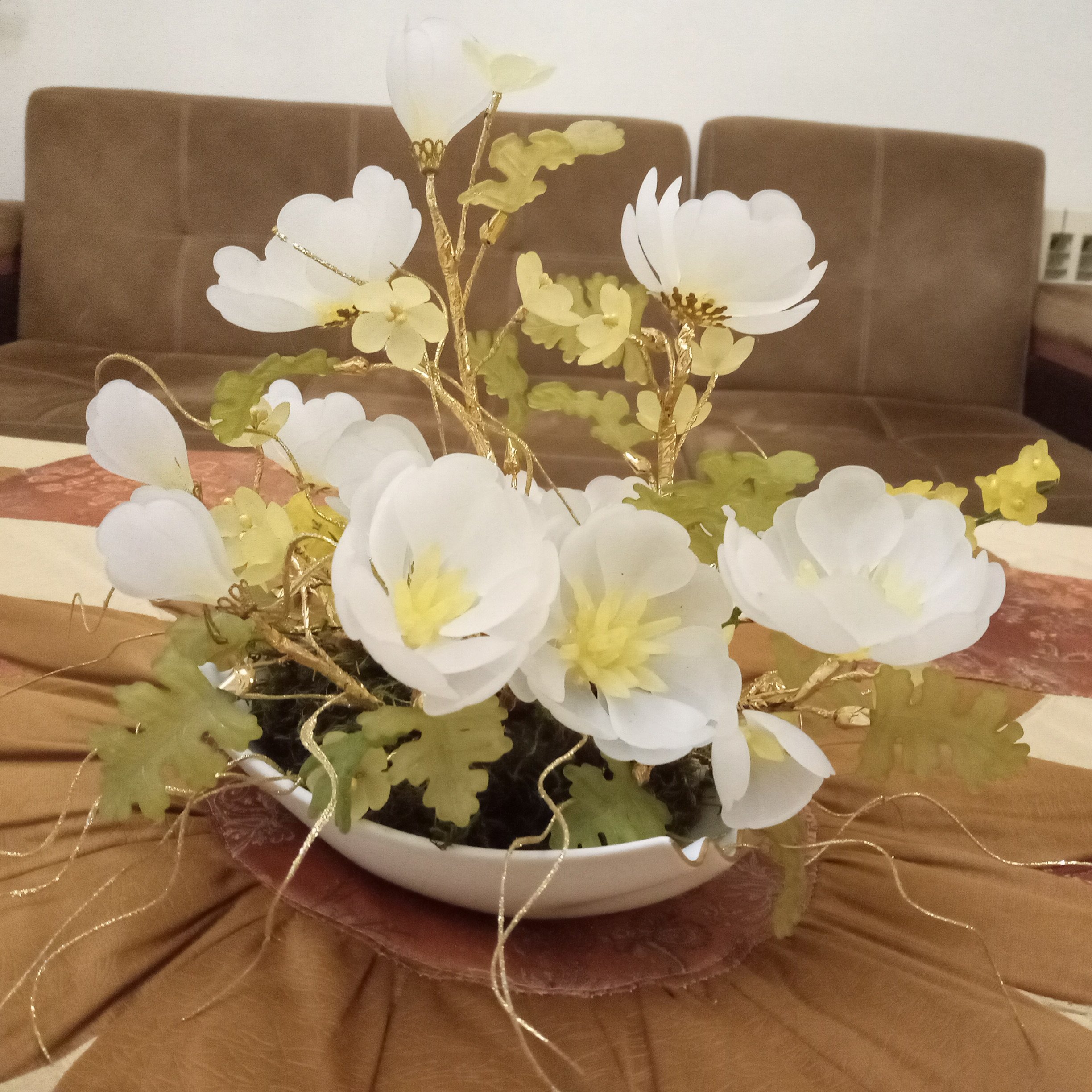 گل کریستالی، سفید رنگ با گلدان سفید قایقی چینی