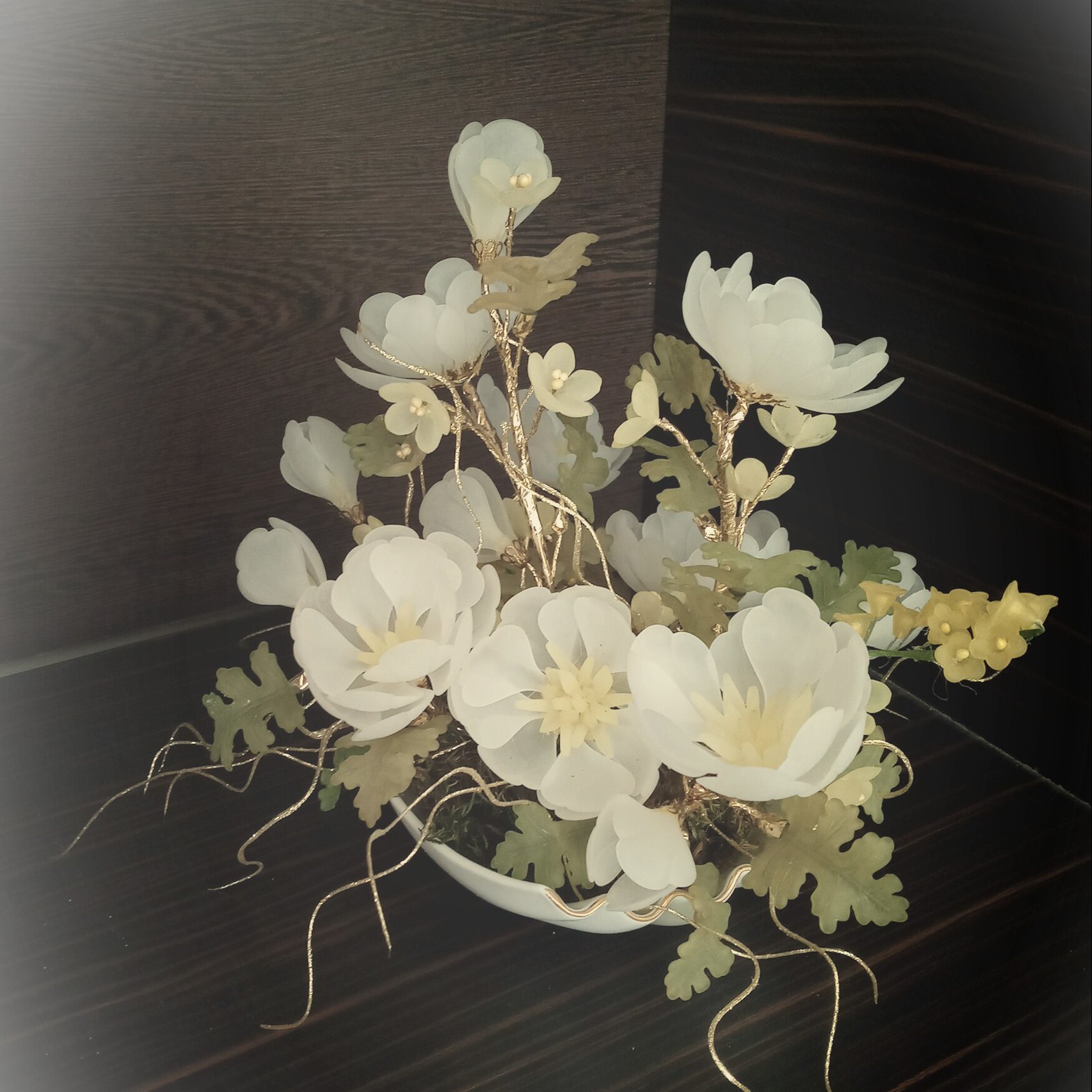 گل کریستالی، سفید رنگ با گلدان سفید قایقی چینی