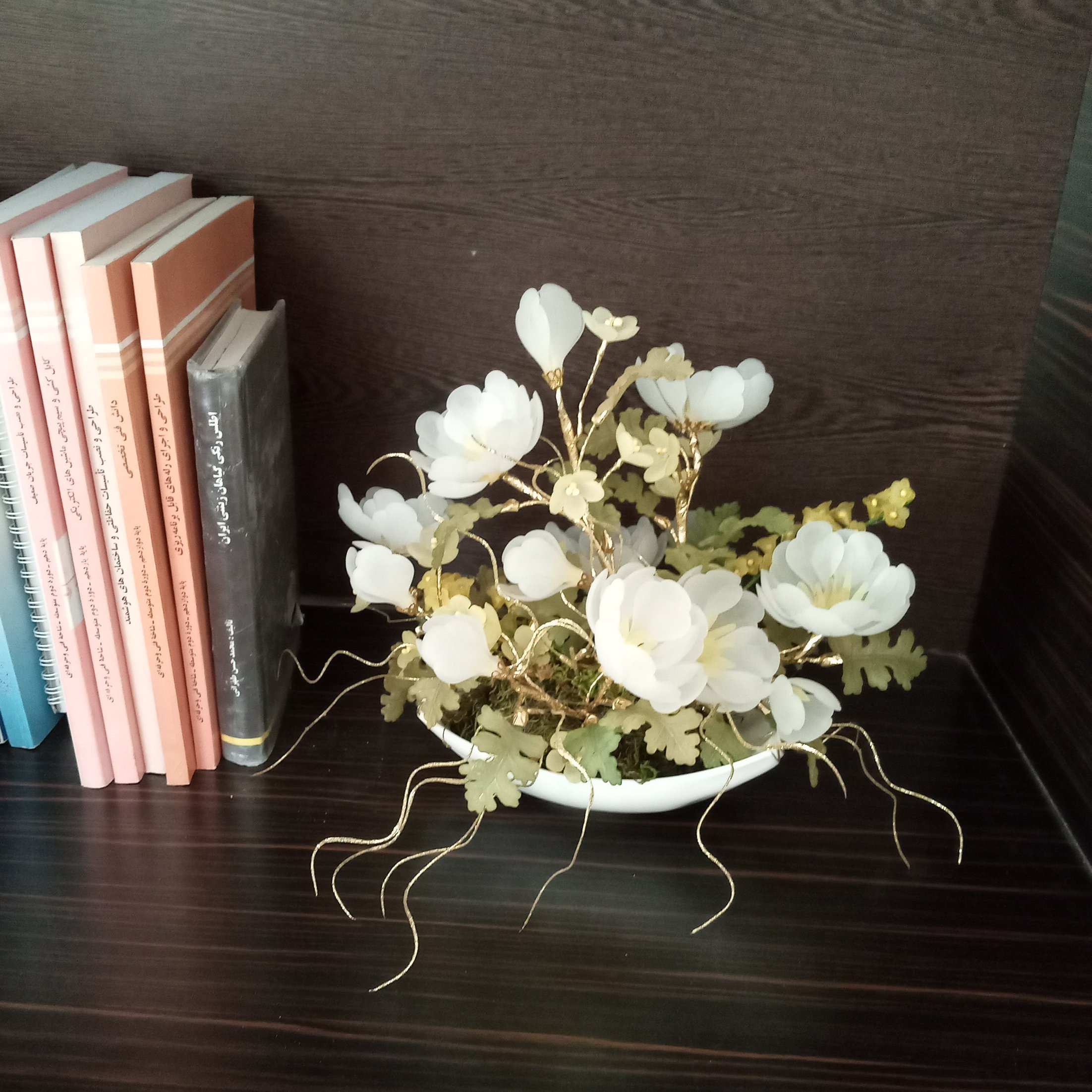 گل کریستالی، سفید رنگ با گلدان سفید قایقی چینی