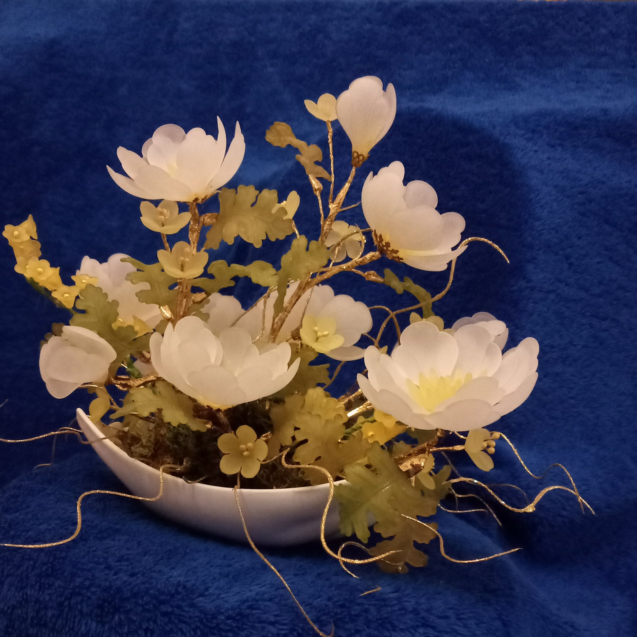 گل کریستالی، سفید رنگ با گلدان سفید قایقی چینی