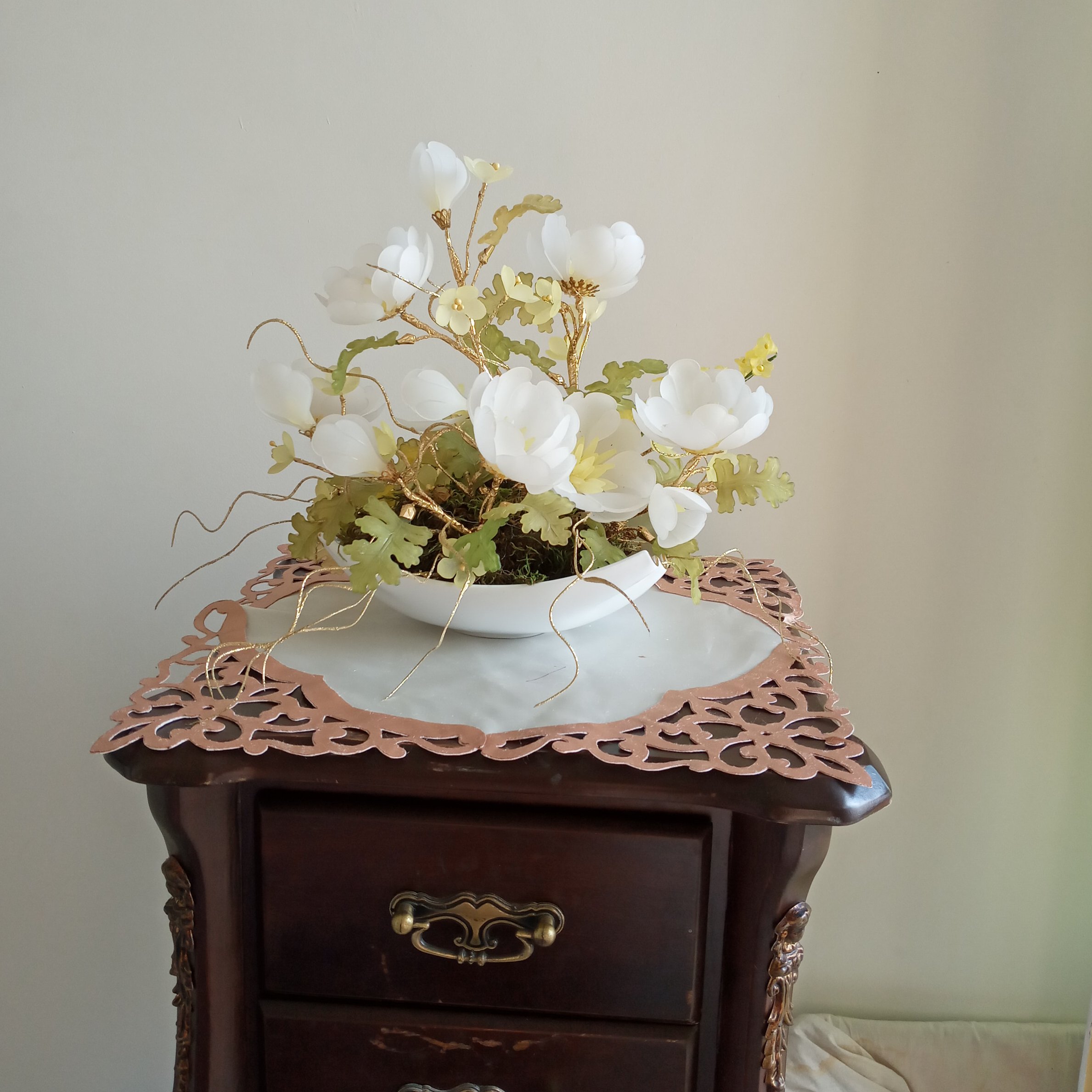 گل کریستالی، سفید رنگ با گلدان سفید قایقی چینی