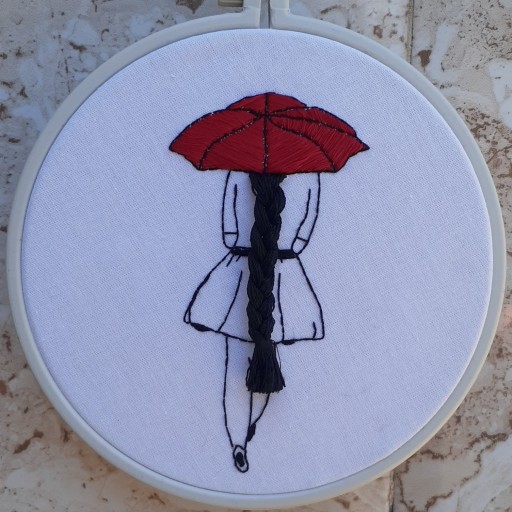 دیوارکوب گلدوزی طرح دختر چتر به دست